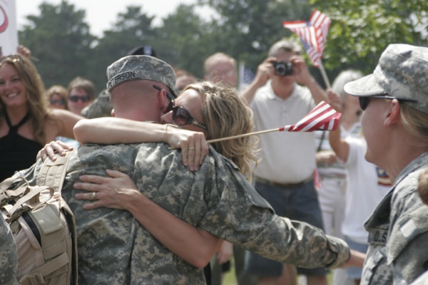 Minnesota_soldier_returns_h