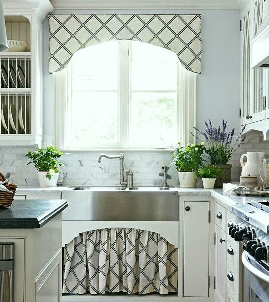 A beautiful matching valance in a designer kitchen. Source: Laurel Bern Interiors